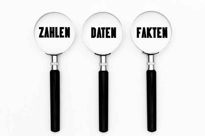 Foto: Lupen mit Schriftzug Zahlen, Daten und Fakten darunter